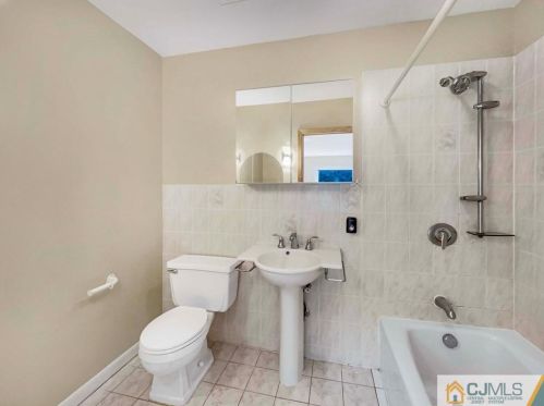 37 Carpenter Pl, Metuchen NJ 08840-2521 exterior