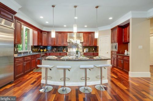 8505 Carlynn Dr, Bethesda MD 20817-4310 exterior