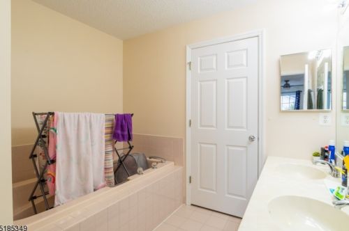 31 Prestwick Way, Edison NJ 08820-4689 exterior