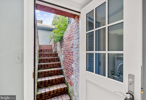 1528 Swann St, Washington DC 20009-5535 exterior