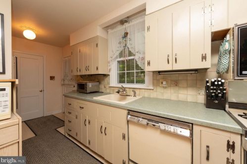 502 Woodcrest Rd, Huntingdon Valley, PA 19006-5632