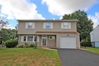 10 Preston St, Edison, NJ 08817-3924