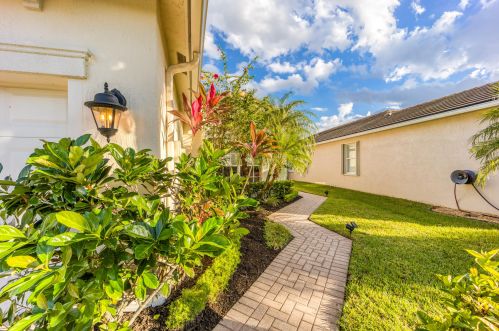 10102 Chadwick Dr, Fort Pierce FL  34987-2420 exterior