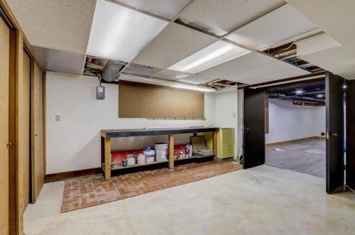 6990 Barnett Ln, Milwaukee WI 53217-3606 exterior