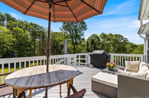 40 Mansfield Rd, North Haven CT 06473-1213 exterior