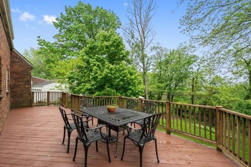 1152 Pinewood Dr, Pittsburgh PA 15243-1810 exterior