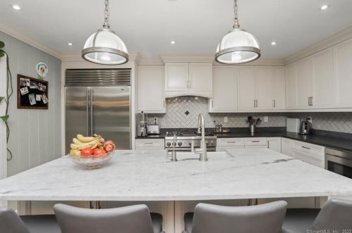 75 Nursery St, Norwalk CT 06850-1707 exterior