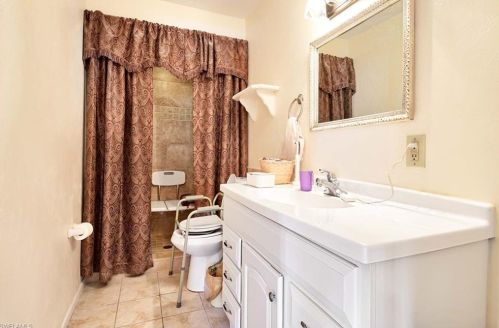 685 12 Ave, Naples FL 34120-6337 exterior