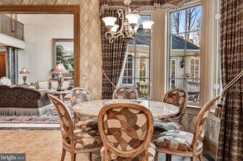 896 Alvermar Rdg Dr, Mc Lean VA 22102-1439 exterior