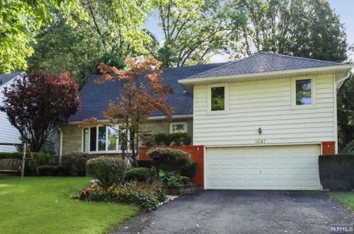 1647 Buckingham Rd, Teaneck, NJ 07666-2936