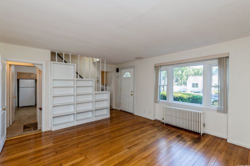 9 Arlington St, Huntington Station NY 11747-2631 exterior