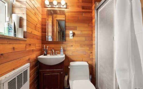 1045 Lawrence Ct, Valley Stream NY 11581-2709 exterior