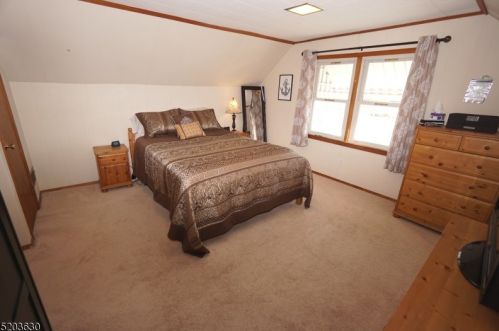 29 Florence Dr, Clark NJ  07066-1235 exterior