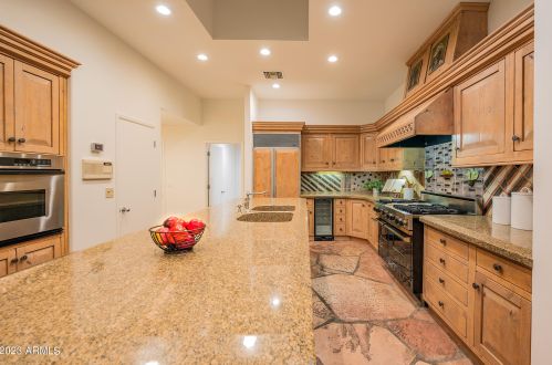 5761 Echo Canyon Cir, Phoenix AZ  85018-1270 exterior