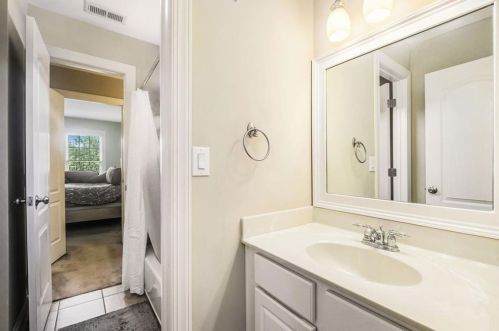 5239 Barrington Trce Dr, Atlanta GA 30331-9110 exterior