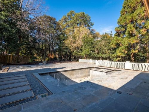 3364 Knollwood Dr, Atlanta GA 30305-1022 exterior