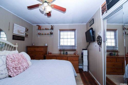 28 Cottonwood Dr, Commack NY 11725-2422 exterior