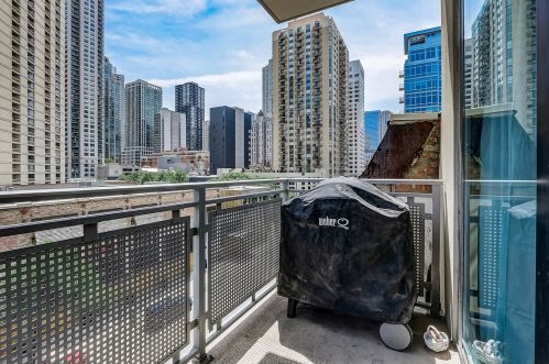 744 Clark St, Chicago IL  60654-2525 exterior