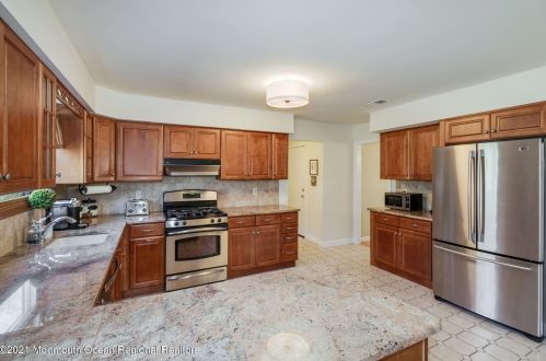 8 Cedar Ct, Jackson Twp NJ exterior