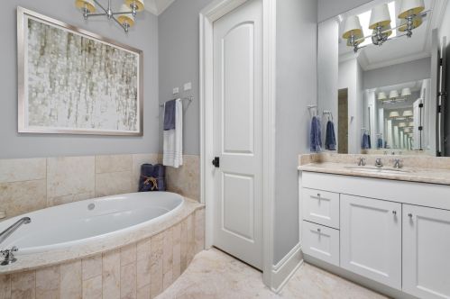 2111 Grace St, Chicago IL 60618-4901 exterior