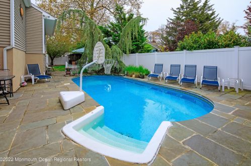 2215 Middle Ave, Point Pleasant Beach NJ 08742-5138 exterior