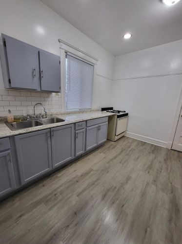 6840 Prairie Ave, Chicago, IL 60637-4035