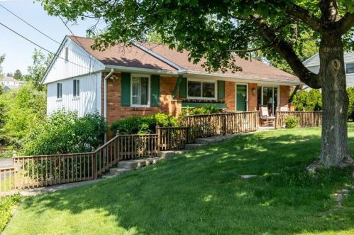 121 Lycoming Dr, Moon Twp, PA 15108-2407