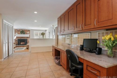 2 Deepwood Dr, Farmington CT 06032-1147 exterior