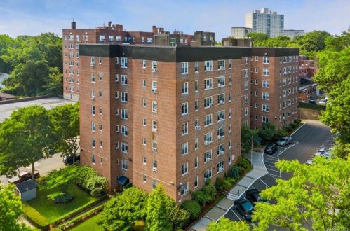 640 231st St, Bronx NY  10466-2902 exterior