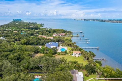 10060 Tropical Trl, Merritt Island FL 32953-6060 exterior