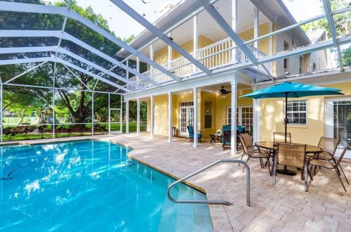 15704 Mifflin Ct, Tampa FL exterior