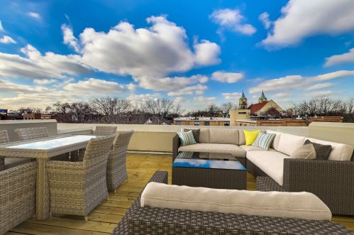 2246 Lakewood Ave, Chicago IL 60614-3629 exterior