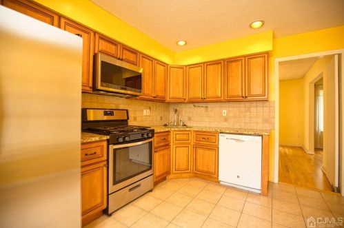 98 Gate House Ln, Edison, NJ 08820-4012