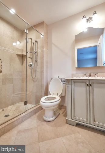 2221 Jefferson Ln, Huntingdon Valley PA 19006-6038 exterior