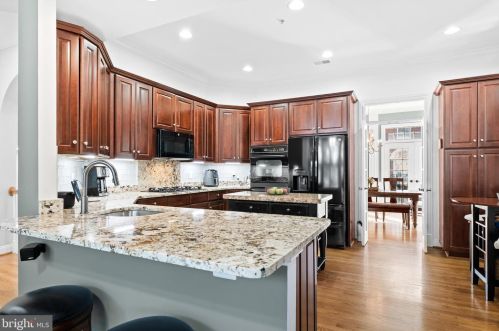 5235 Bessley Pl, Alexandria VA 22304-8646 exterior