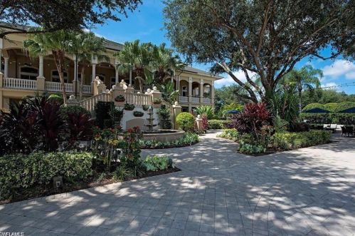 5751 Persimmon Way, Naples FL 34110-2320 exterior