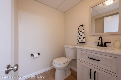 22 Plafsky Dr, Edison NJ 08817-2239 exterior