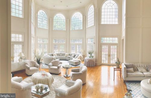 1289 Ballantrae Farm Dr, Mc Lean VA 22101-3027 exterior