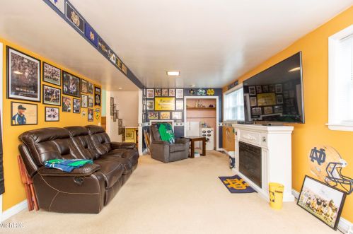 5231 Old Colony Rd, Kalamazoo MI 49008-3216 exterior