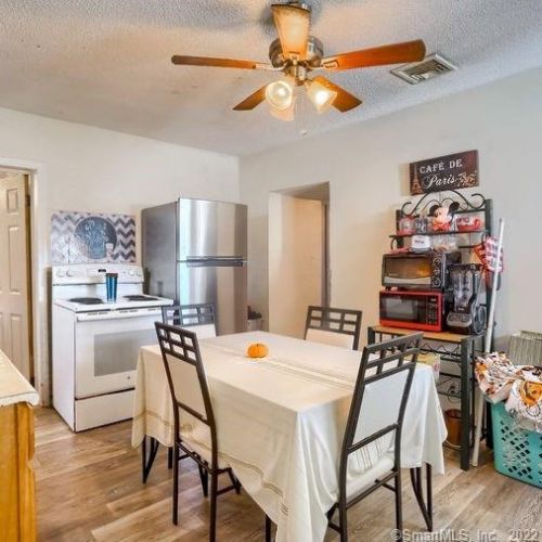 271 Gln St, New Britain CT 06051-2572 exterior