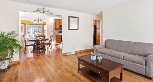 1069 Burt St, Taunton MA 02780-5166 exterior