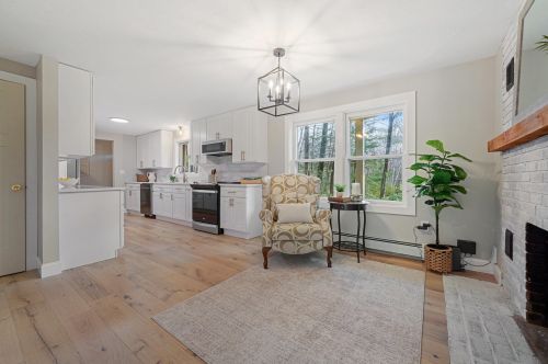 19 Laurel Dr, Concord NH  03304-4321 exterior