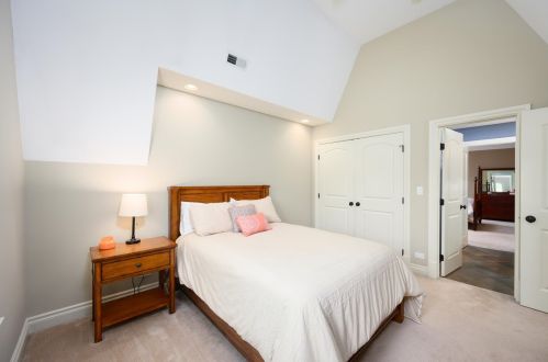 562 Linden Ave, Elmhurst IL 60126-4029 exterior