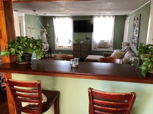 130 Spg St, Middletown RI 02840-6804 exterior