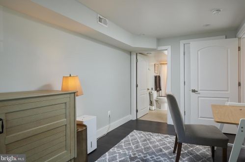 6825 Old Chesterbrook Rd, Mc Lean VA 22101-4408 exterior