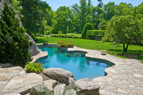 33 Mdw Wood Dr, Greenwich CT 06830-7023 exterior