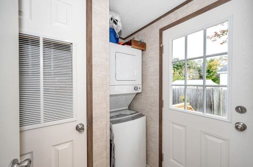 41 B St, Seabrook NH 03874-6228 exterior