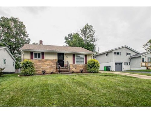 488 Center Rd, Cleveland OH  44146-2245 exterior