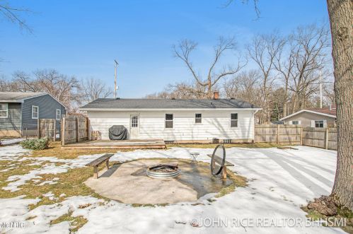 1004 Oakcrest St, Wyoming MI exterior