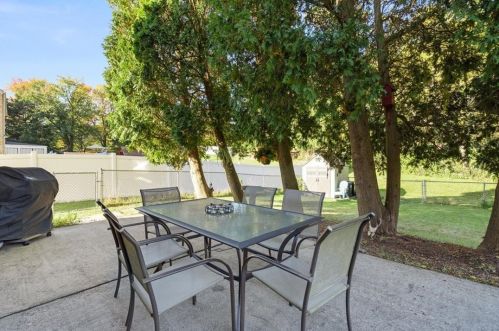 8145 Lindisfarne Dr, Pittsburgh PA 15237-2311 exterior